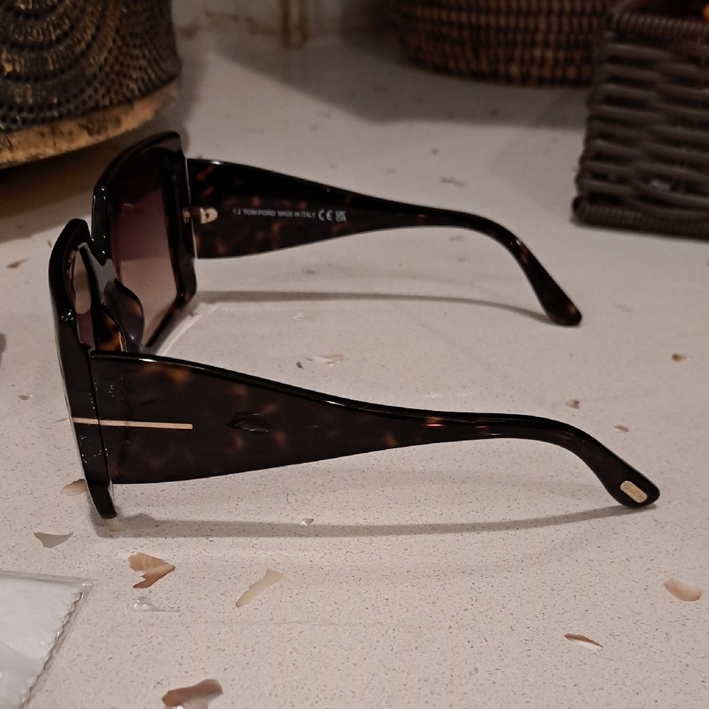 NWT Tom Ford Tortoiseshell Sunglasses with White Case - Picture 5 of 10